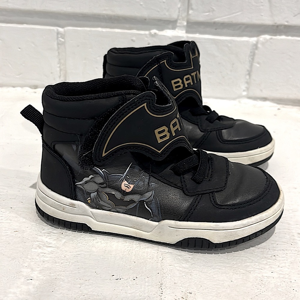 H&M boys Batman hightop sneakers US size 9.5.
